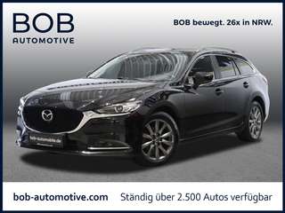 Schräge Frontansicht auf einen Mazda Mazda6 , freigestellt