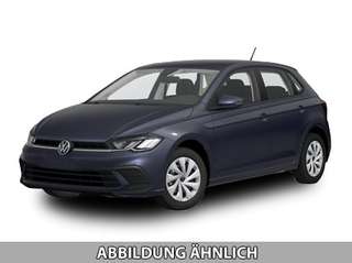 Schräge Frontansicht auf einen Volkswagen Polo , freigestellt