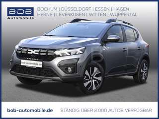 Schräge Frontansicht auf einen Dacia Sandero , freigestellt