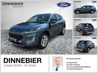Schräge Frontansicht auf einen Ford Kuga , freigestellt