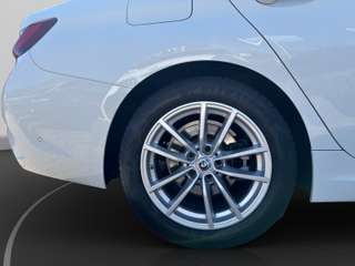 Schräge Frontansicht auf einen BMW 3er-Reihe , freigestellt
