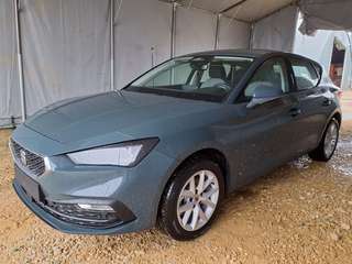 Schräge Frontansicht auf einen SEAT Leon , freigestellt