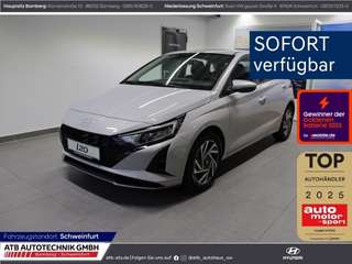 Schräge Frontansicht auf einen Hyundai i20 , freigestellt
