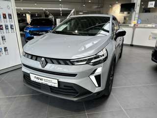 Schräge Frontansicht auf einen Renault Symbioz , freigestellt