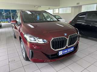 Schräge Frontansicht auf einen BMW 2er Active Tourer , freigestellt