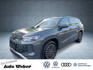 Schräge Frontansicht auf einen Volkswagen Tayron , freigestellt
