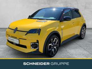 Schräge Frontansicht auf einen Renault 5 E-TECH , freigestellt