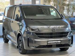 Schräge Frontansicht auf einen Volkswagen Transporter , freigestellt