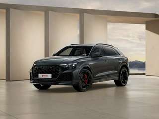 Schräge Frontansicht auf einen Audi RS Q8 , freigestellt