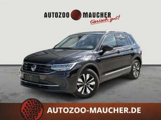 Schräge Frontansicht auf einen Volkswagen Tiguan , freigestellt