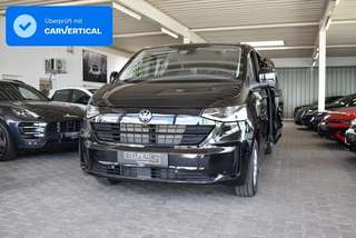 Schräge Frontansicht auf einen Volkswagen Caravelle , freigestellt