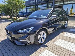 Schräge Frontansicht auf einen SEAT Leon , freigestellt