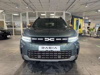 Schräge Frontansicht auf einen Dacia Bigster , freigestellt