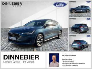 Schräge Frontansicht auf einen Ford Focus , freigestellt