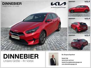 Schräge Frontansicht auf einen Kia cee'd , freigestellt
