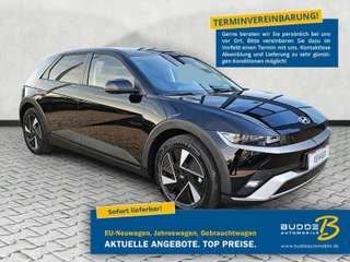 Schräge Frontansicht auf einen Hyundai IONIQ 5 , freigestellt