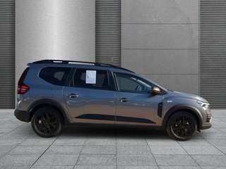 Schräge Frontansicht auf einen Dacia Jogger , freigestellt