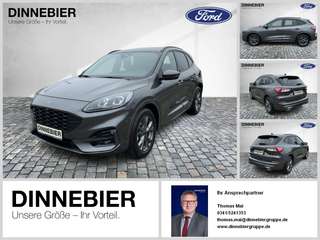 Schräge Frontansicht auf einen Ford Kuga , freigestellt