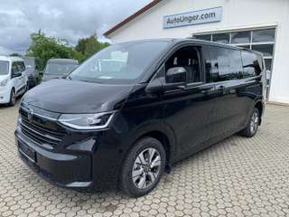 Schräge Frontansicht auf einen Volkswagen Caravelle , freigestellt
