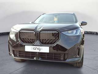 Schräge Frontansicht auf einen BMW X3 , freigestellt