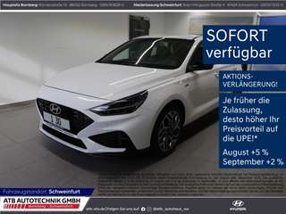 Schräge Frontansicht auf einen Hyundai i30 , freigestellt