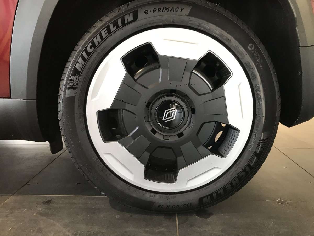 Fahrzeugbild eines Renault 4 E-TECH