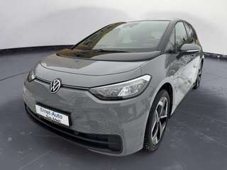 Schräge Frontansicht auf einen Volkswagen ID.3 , freigestellt