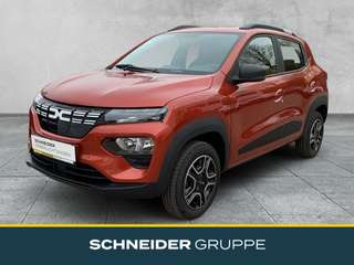 Schräge Frontansicht auf einen Dacia Spring , freigestellt