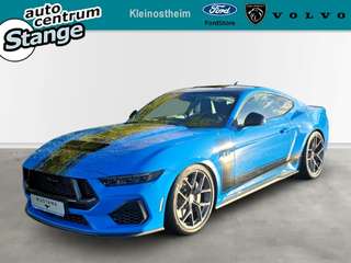 Schräge Frontansicht auf einen Ford Mustang , freigestellt