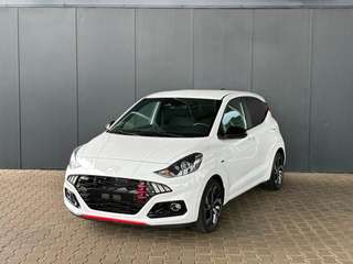 Schräge Frontansicht auf einen Hyundai i10 , freigestellt