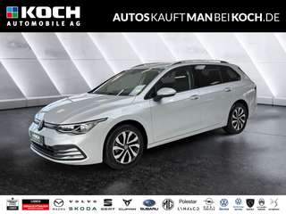 Schräge Frontansicht auf einen Volkswagen Golf , freigestellt