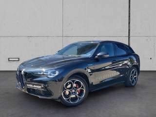 Schräge Frontansicht auf einen Alfa Romeo Stelvio , freigestellt
