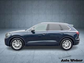 Schräge Frontansicht auf einen Volkswagen Touareg , freigestellt