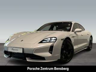 Schräge Frontansicht auf einen Porsche Taycan , freigestellt