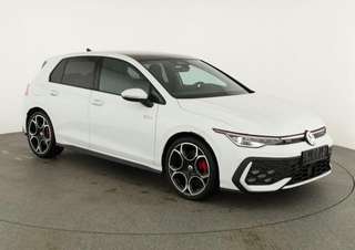 Schräge Frontansicht auf einen Volkswagen Golf , freigestellt