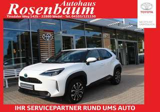 Schräge Frontansicht auf einen Toyota Yaris Cross , freigestellt