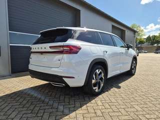 Schräge Frontansicht auf einen Skoda Kodiaq , freigestellt