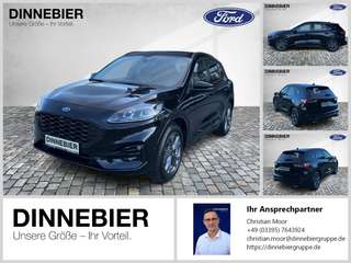 Schräge Frontansicht auf einen Ford Kuga , freigestellt