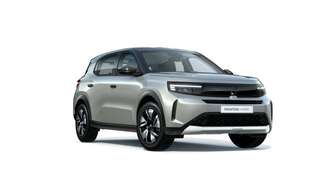 Schräge Frontansicht auf einen Opel Frontera , freigestellt