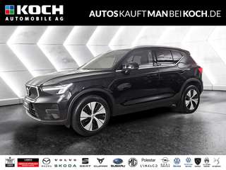 Schräge Frontansicht auf einen Volvo XC40 , freigestellt