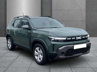 Schräge Frontansicht auf einen Dacia Duster , freigestellt
