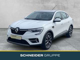 Schräge Frontansicht auf einen Renault Arkana , freigestellt