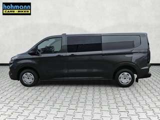 Schräge Frontansicht auf einen Ford Transit , freigestellt