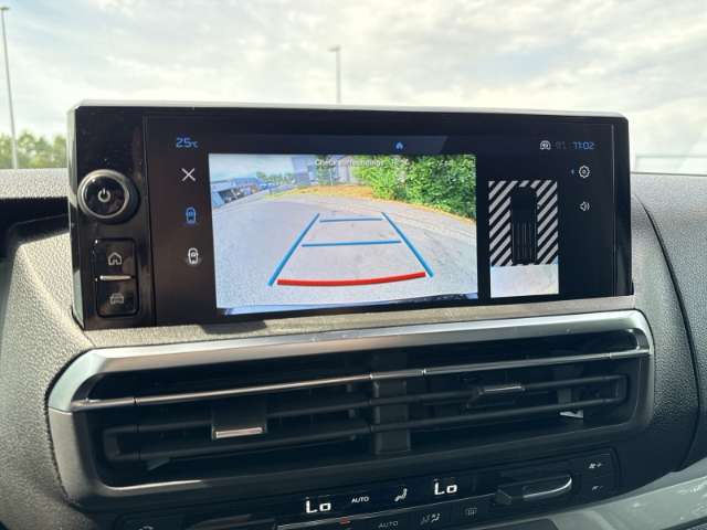 Fahrzeugbild eines Peugeot Traveller