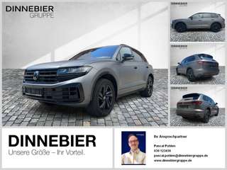 Schräge Frontansicht auf einen Volkswagen Touareg , freigestellt