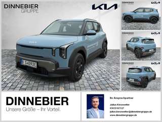 Schräge Frontansicht auf einen Kia EV2 , freigestellt
