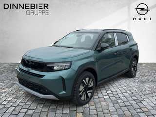 Schräge Frontansicht auf einen Opel Frontera , freigestellt