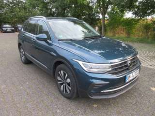 Schräge Frontansicht auf einen Volkswagen Tiguan , freigestellt