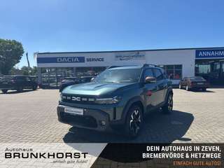 Schräge Frontansicht auf einen Dacia Duster , freigestellt