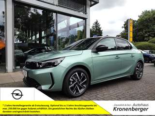 Schräge Frontansicht auf einen Opel Corsa , freigestellt